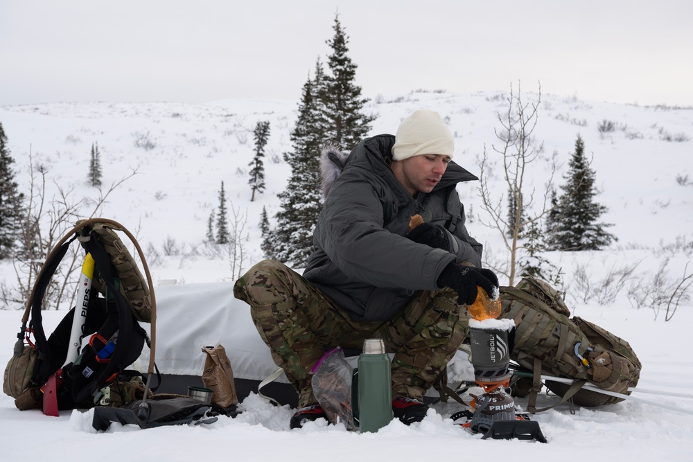 3rd ASOS special warfare Airmen conduct unsupported, sustained cold-weather training during Operation Agipen 2: Part II