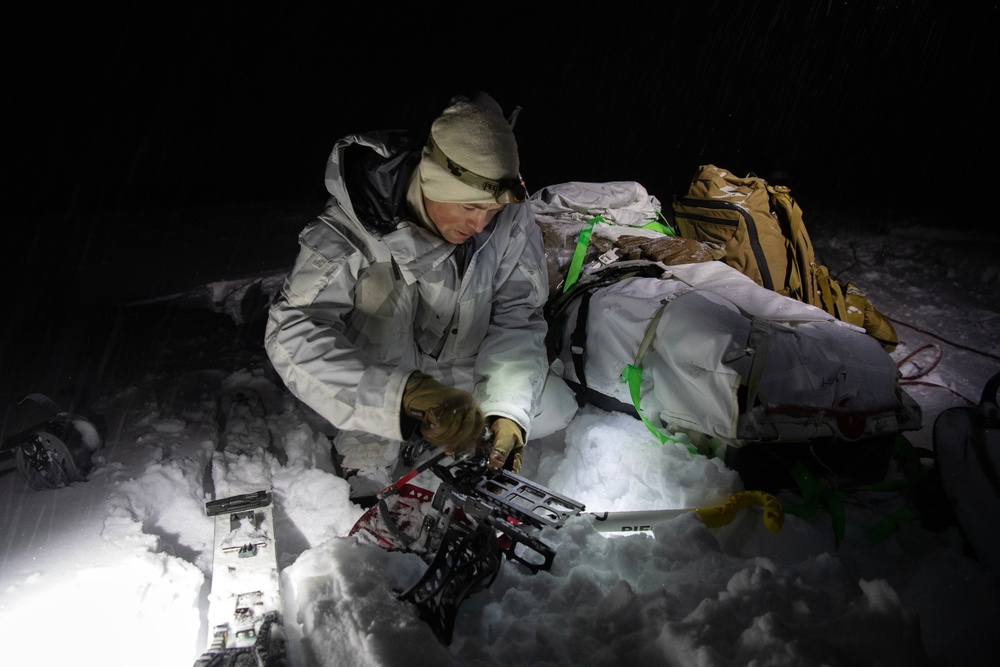 3rd ASOS special warfare Airmen conduct unsupported, sustained cold-weather training during Operation Agipen 2: Part II