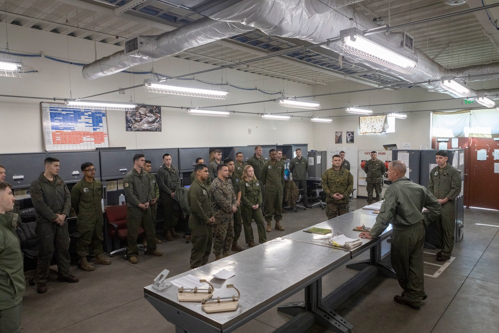 Maj. Gen. Gering Touches Base with the Knightriders