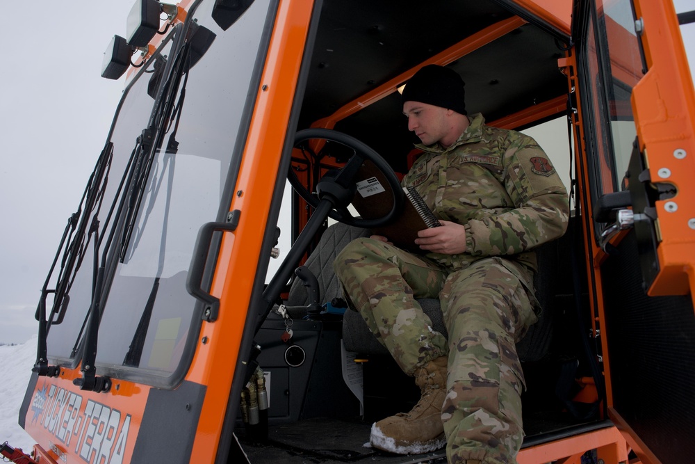 176th Wing Airmen Stay Warm During Operation Deep Freeze