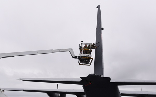 Maintainers keep Hurricane Hunters flying