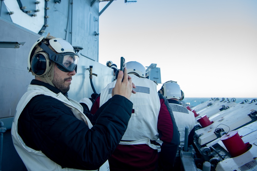 USS Carl Vinson (CVN 70) Hosts Visitors While Underway