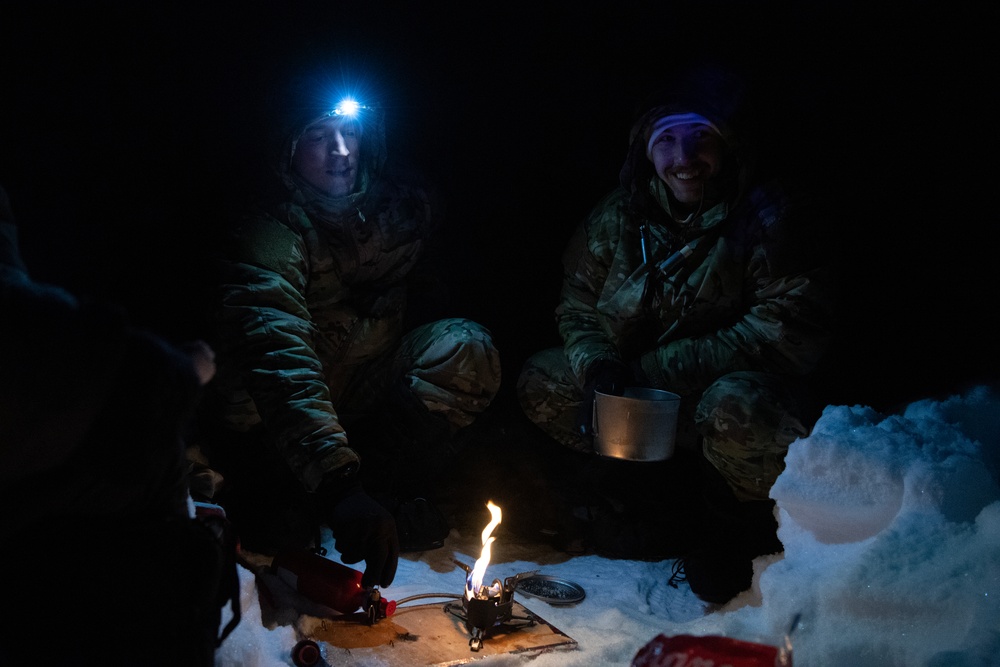 3rd ASOS special warfare Airmen conduct unsupported, sustained cold-weather training during Operation Agipen 2: Part III