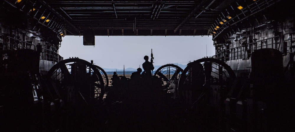 USS Green Bay (LPD 20) Conducts LCAC Operations with NBU 7