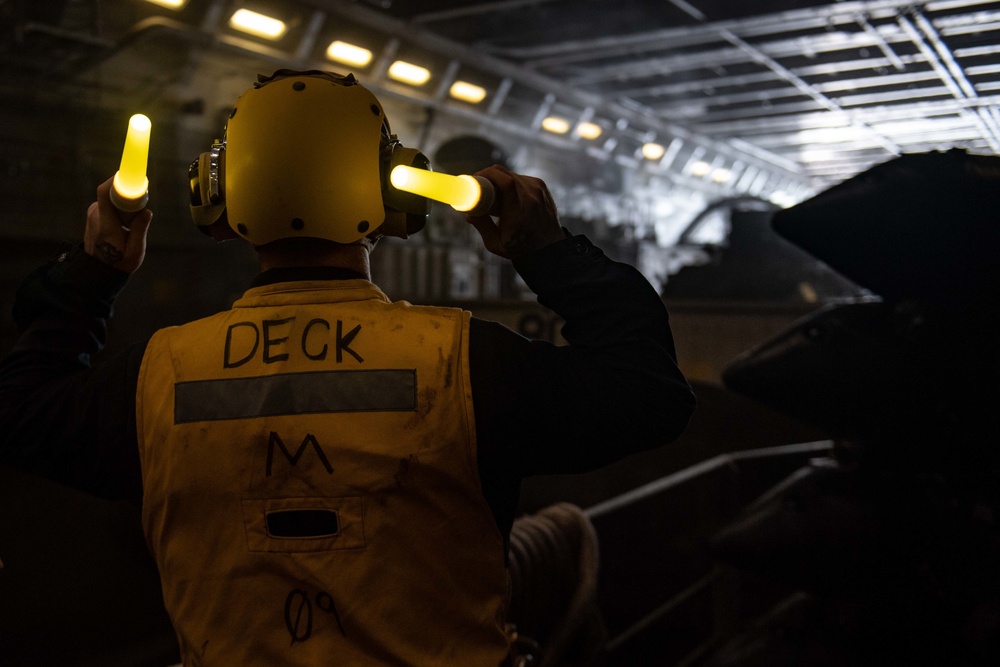 USS Green Bay (LPD 20) Conducts LCAC Operations with NBU 7