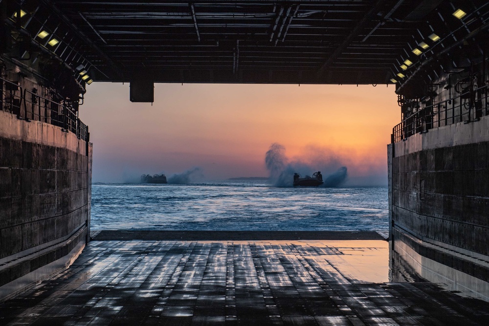 USS Green Bay (LPD 20) Conducts LCAC Operations with NBU 7