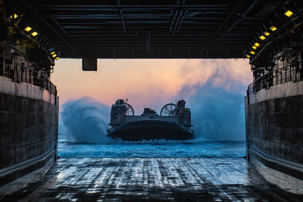 USS Green Bay (LPD 20) Conducts LCAC Operations with NBU 7