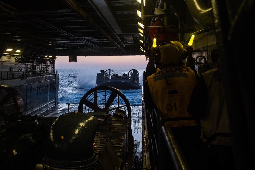 USS Green Bay (LPD 20) Conducts LCAC Operations with NBU 7