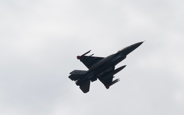 F-16, KF-16 Fighting Falcons soar over Kunsan Air Base