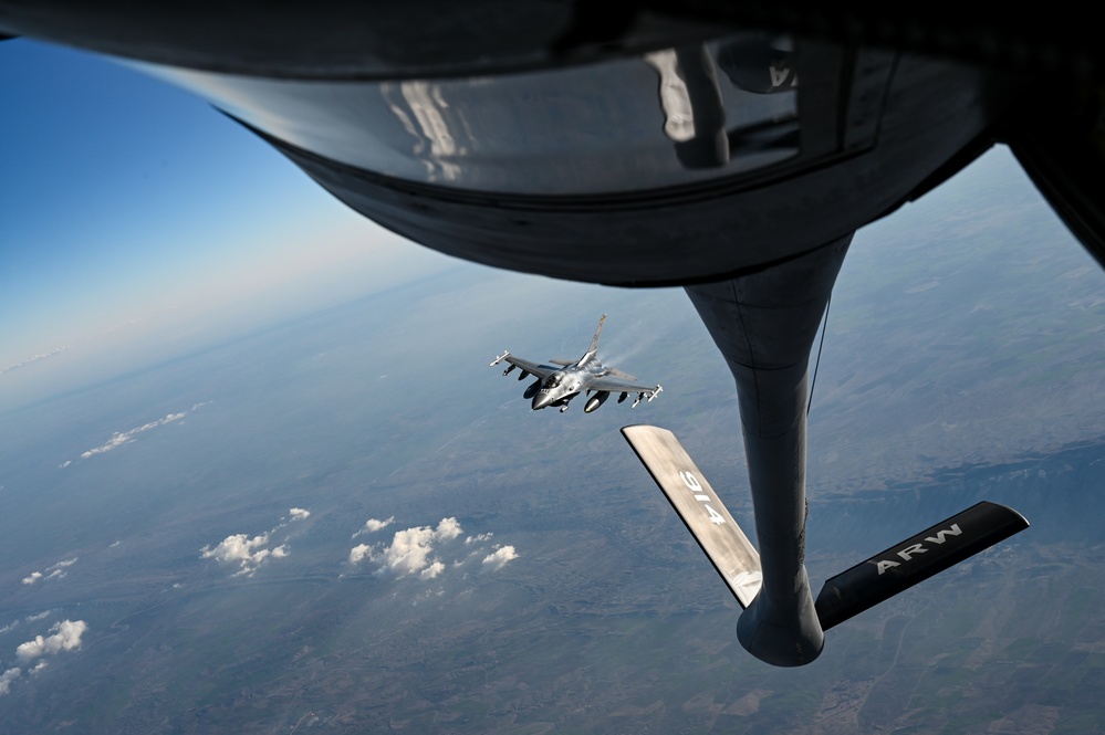 91st EARS refuels F-16s patrolling CENTCOM AOR