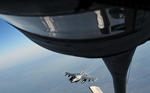 91st EARS refuels F-16s patrolling CENTCOM AOR