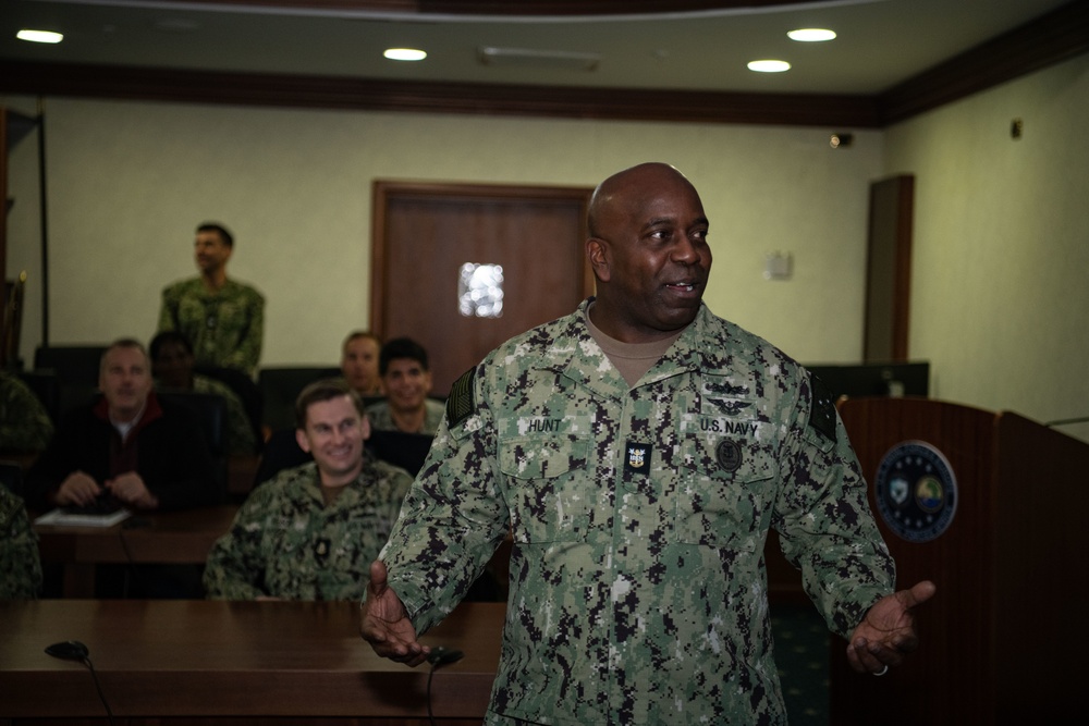 CNR visits NAVEUR-NAVAF/SIXTHFLT and hosts Naval Reserve all-hands call