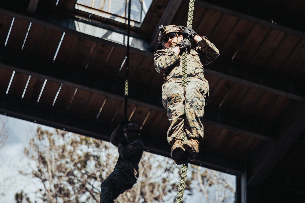 26th MEU Marines conduct Fast Rope Training