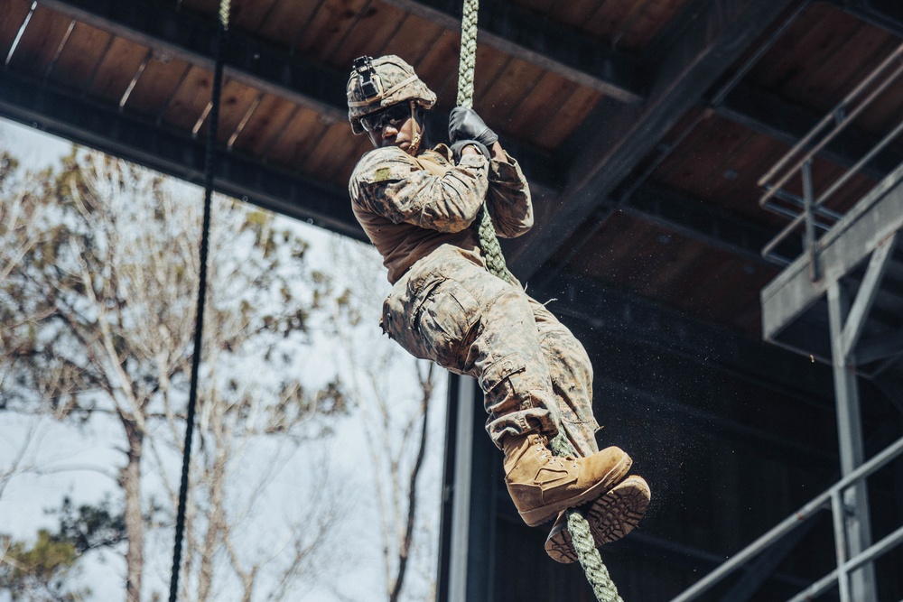 26th MEU Marines conduct Fast Rope Training