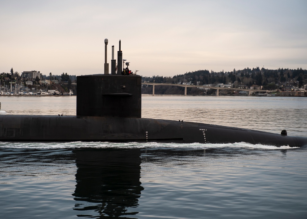 USS Louisiana Departs PSNS-IMF