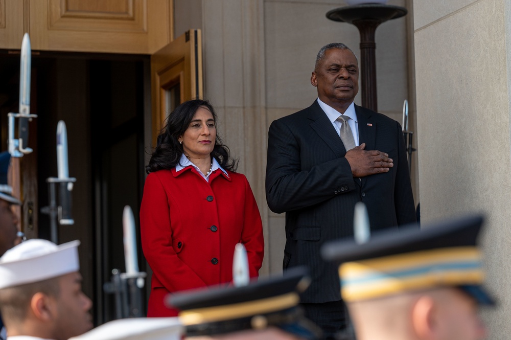 SECDEF Hosts Canadian MoD