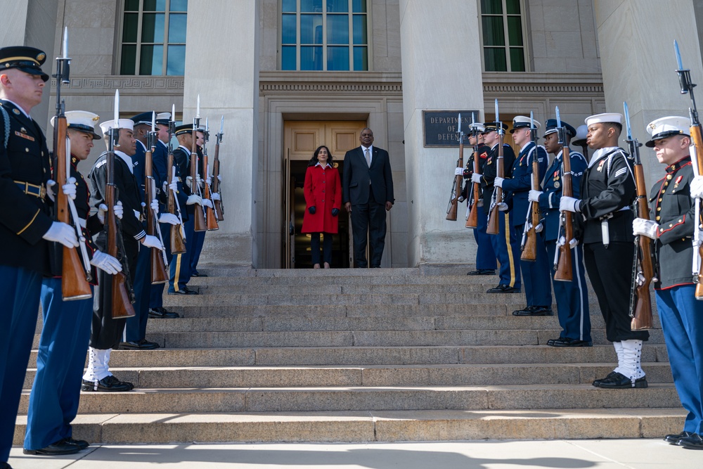 SECDEF Hosts Canadian MoD
