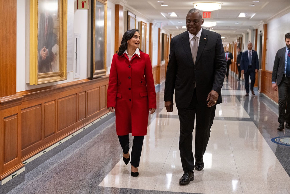 SECDEF Hosts Canadian MoD