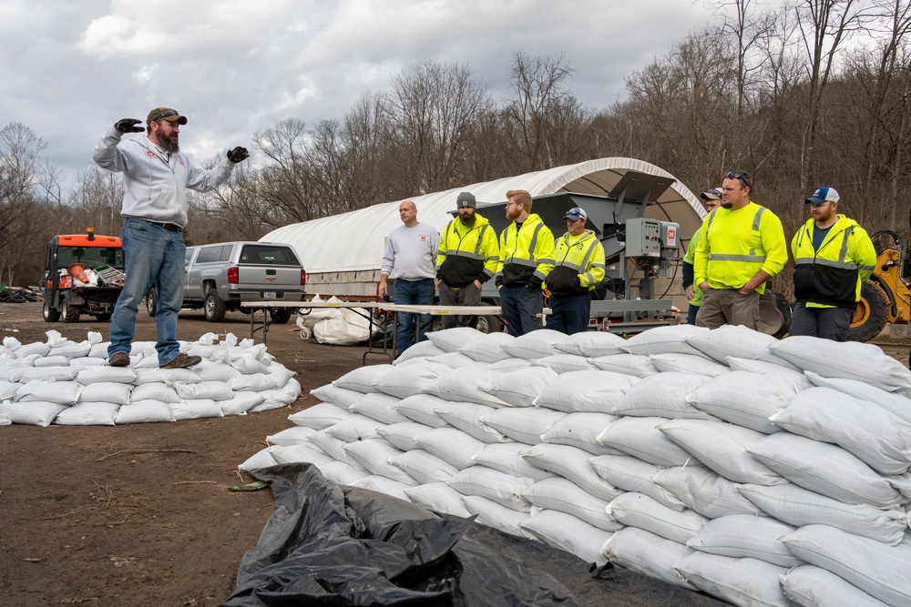 Louisville District provides flood fight training to City of Frankfort