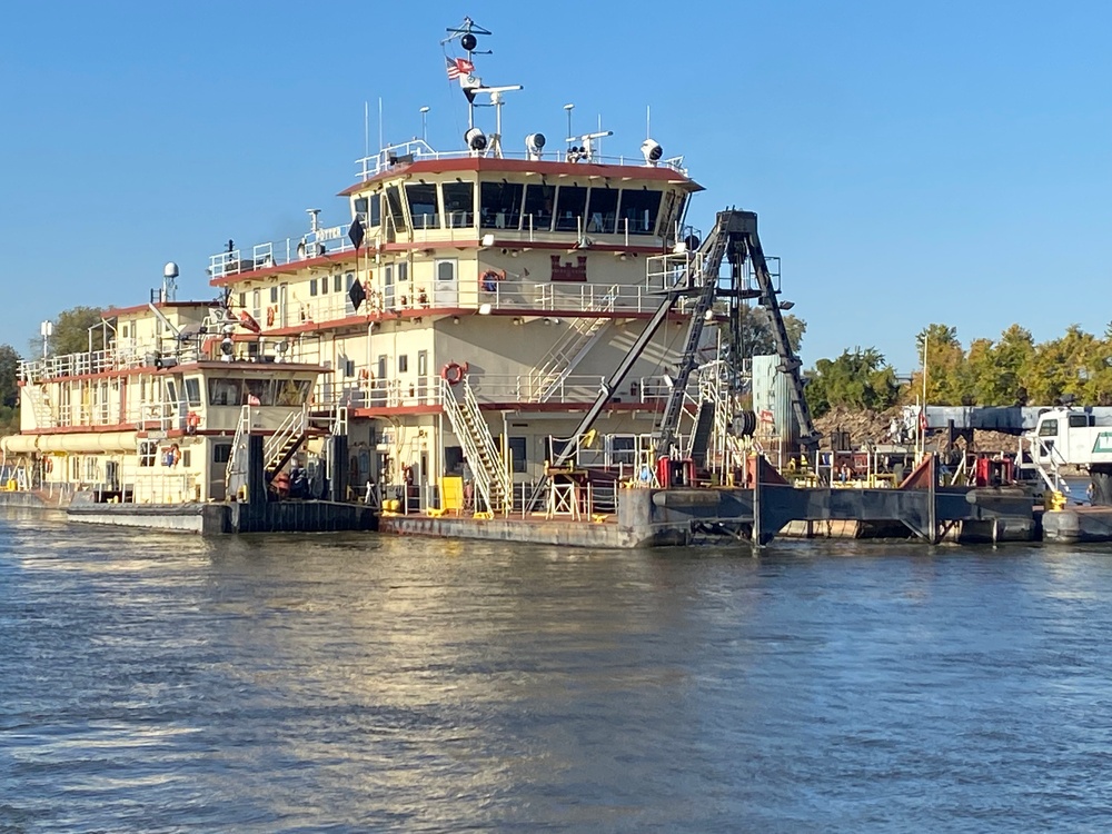 Dredge Potter and M/V Kimmswick