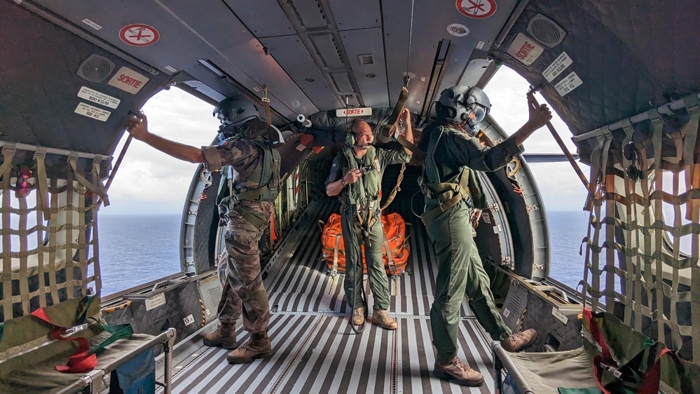 Forces armées en Asie-Pacifique et en Polynésie française help U.S. Coast Guard search for missing mariners off Guam
