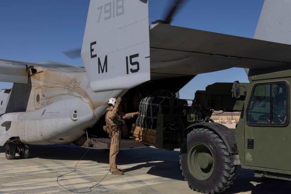 VMM-261 drops cargo in the desert