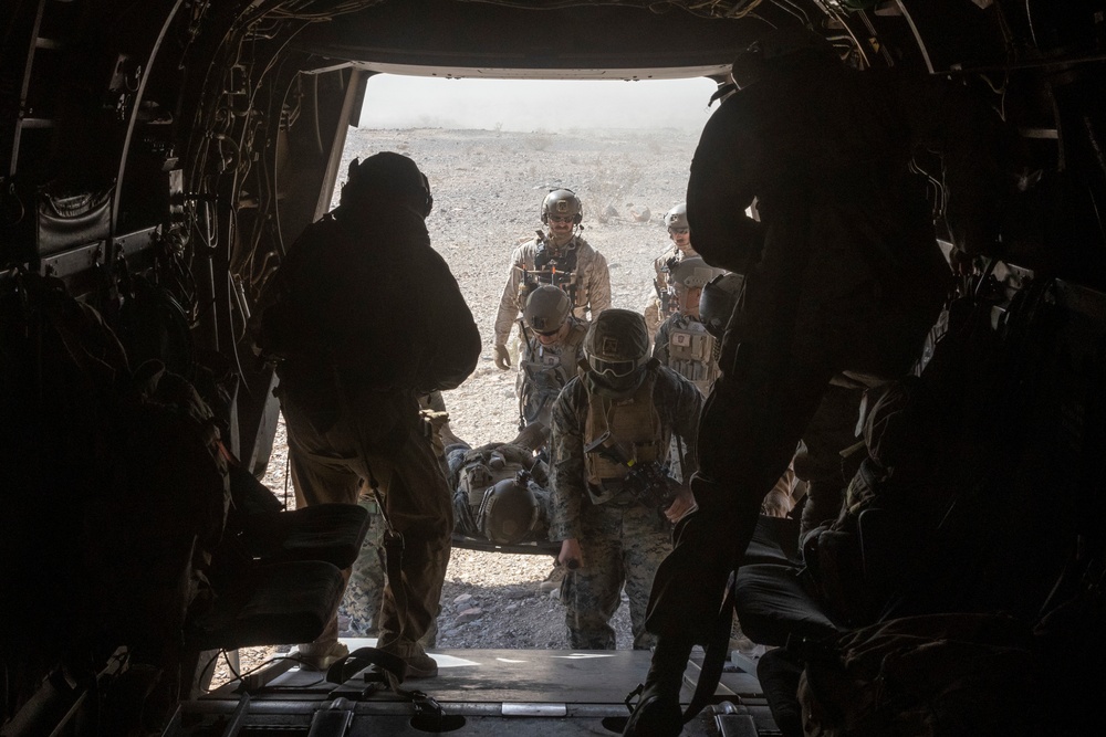 VMM-261 drops cargo in the desert