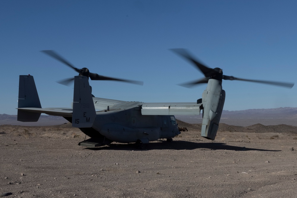 VMM-261 drops cargo in the desert