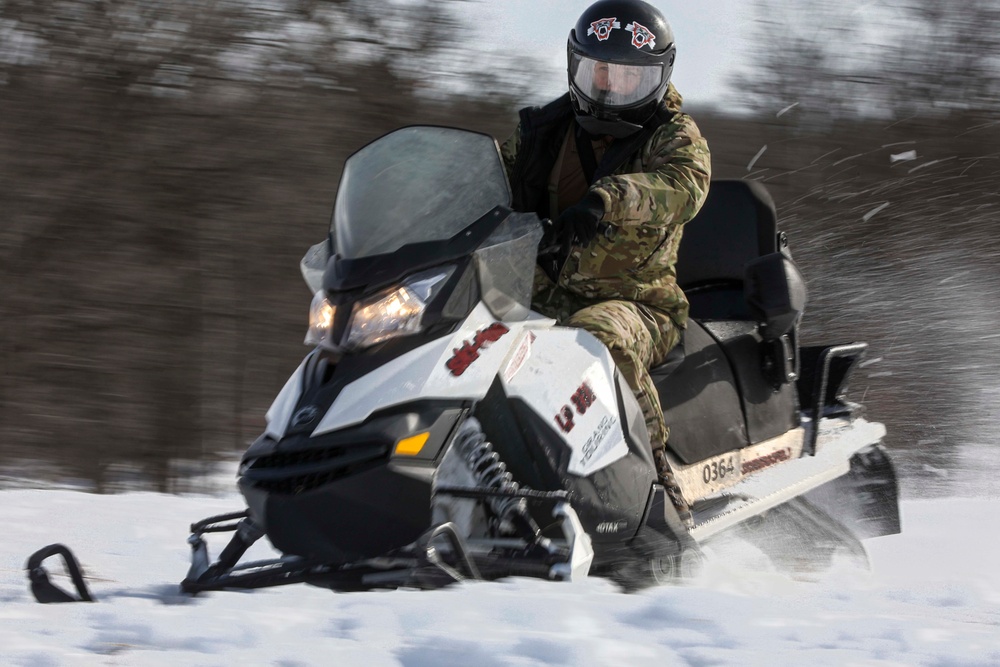 U.S. Navy Explosive Ordnance Disposal Technician trains for Arctic Mobility