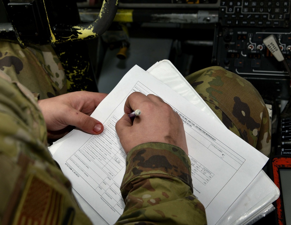 117th AMXS crew chiefs refuel KC-135 Stratotanker
