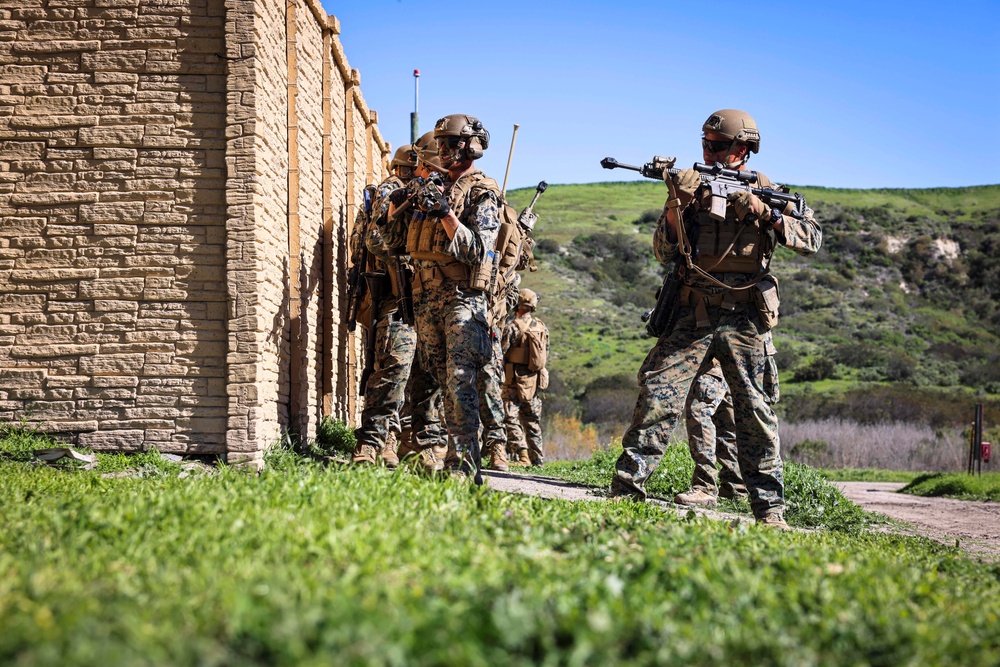 2nd Battalion, 1st Marines conduct a simulated air assault raid