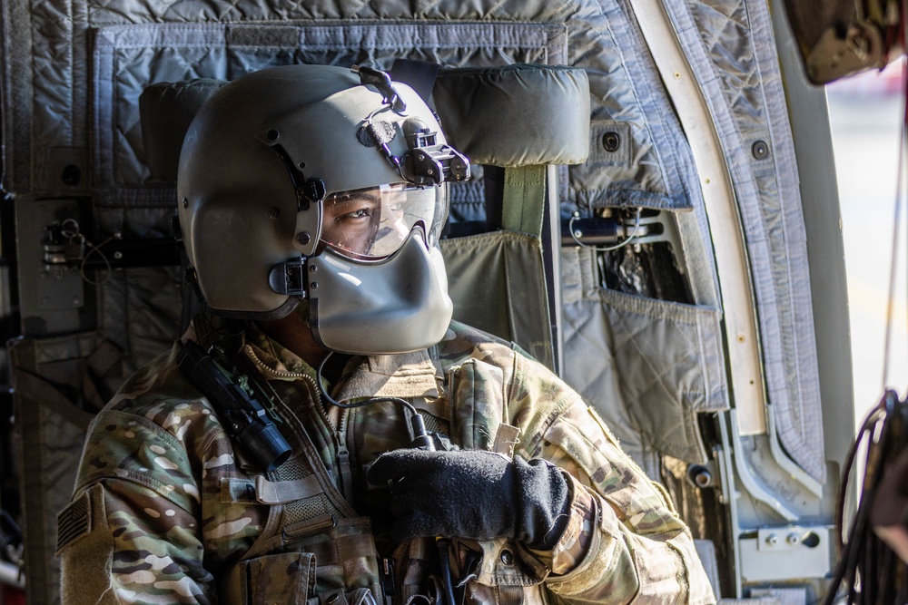 U.S. Soldier rides CH-47 Chinook towards Türkiye