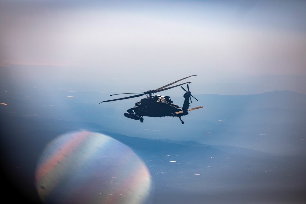 U.S. Army UH-60 Blackhawk flies ti Incirlik Air Base, Türkiye