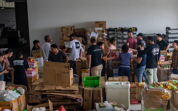 Makin Island Sailors, 13th MEU Marines volunteer in Singapore
