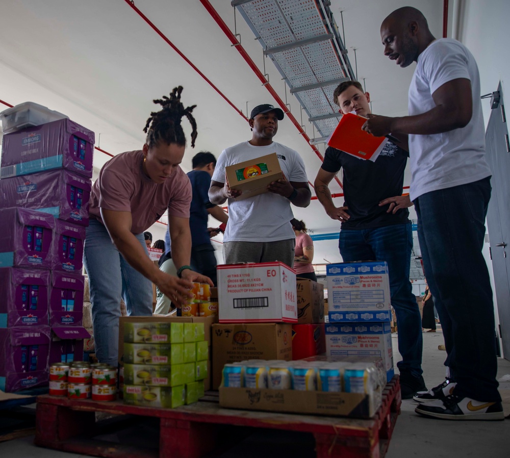 Makin Island Sailors, 13th MEU Marines volunteer in Singapore