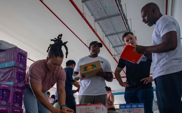Makin Island Sailors, 13th MEU Marines volunteer in Singapore