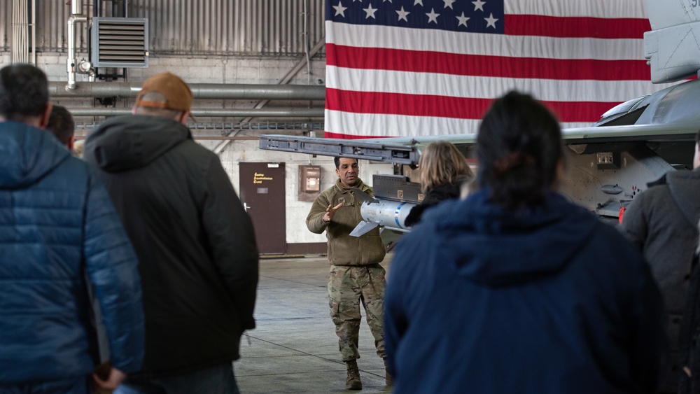 Airmen help Saber Nation civilians feel at home