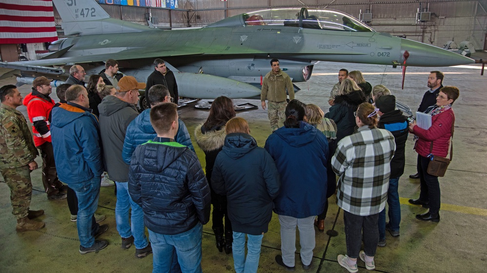 Airmen help Saber Nation civilians feel at home