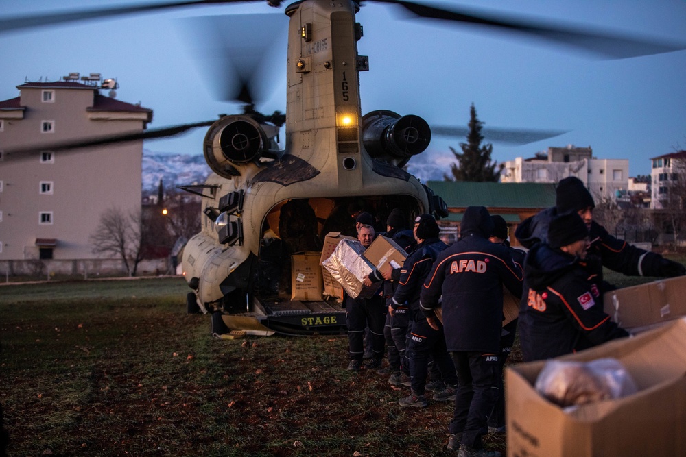 U.S. Army CH-47 Chinook delivers humanitarian aid supplies to Türkiye