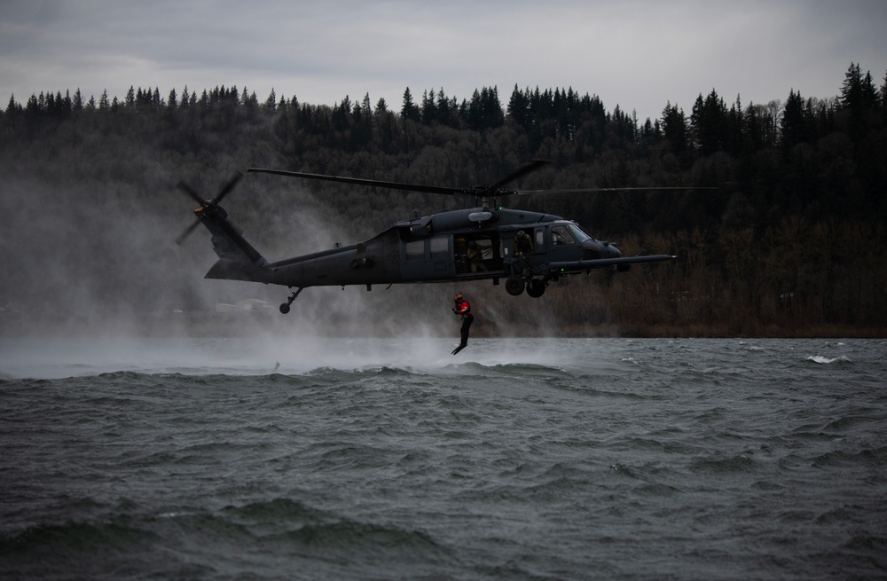 304th and 305th RQSs conduct training exercise on Columbia River