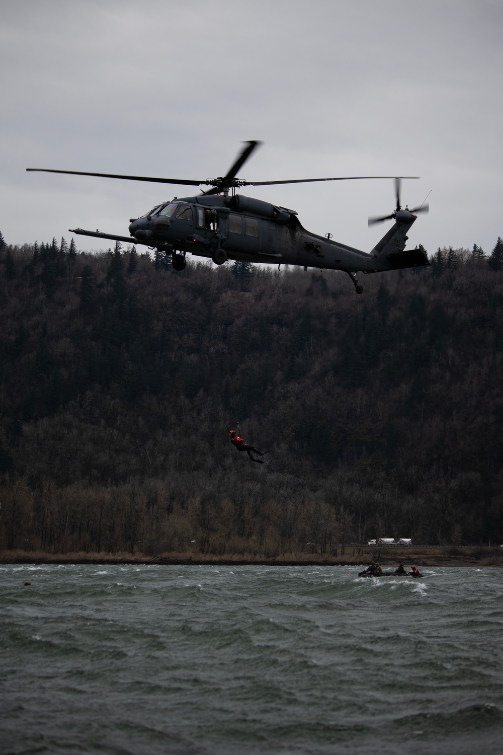 304th and 305th RQSs conduct training exercise on Columbia River