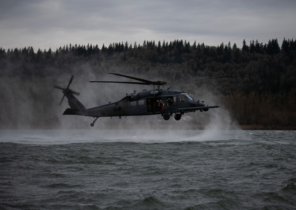 304th and 305th RQSs conduct training exercise on Columbia River