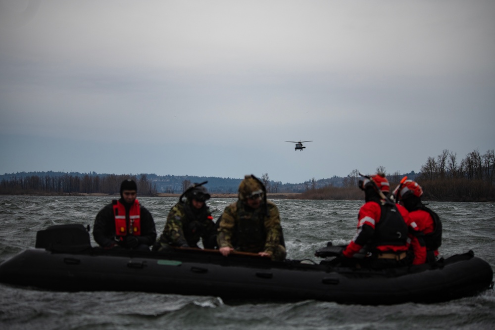 304th and 305th RQSs conduct training exercise on Columbia River