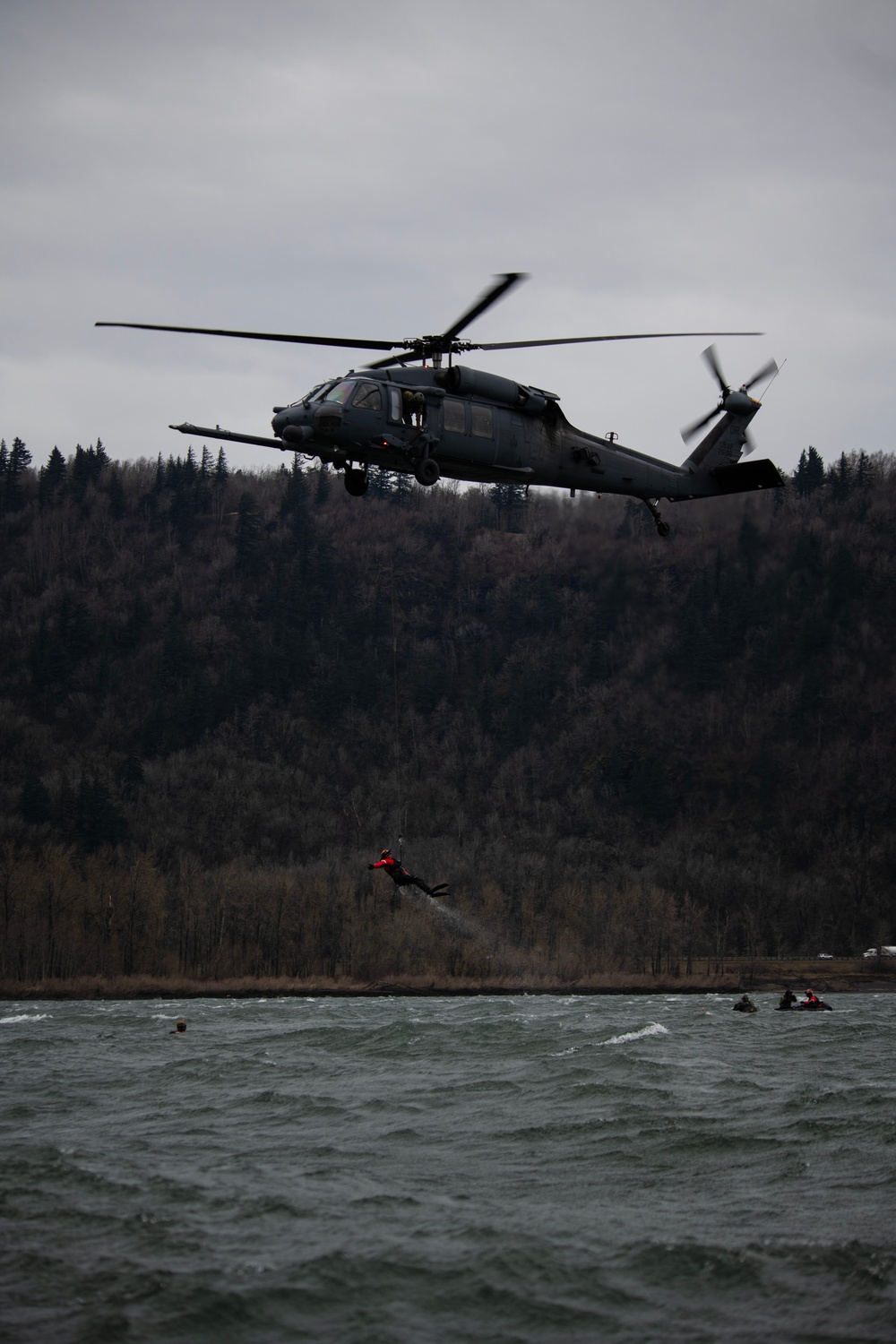 304th and 305th RQSs conduct training exercise on Columbia River