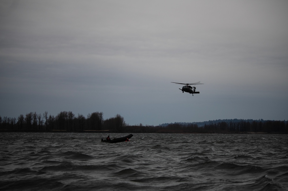 304th and 305th RQS's conduct training exercise on Columbia River