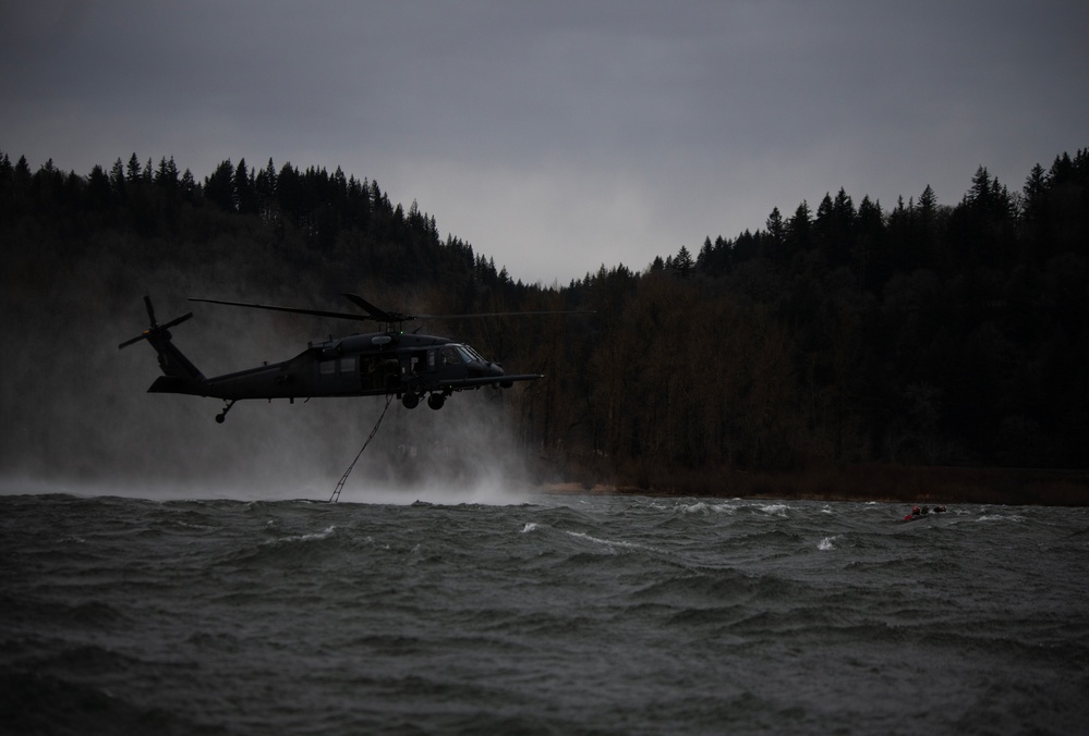 304th and 305th RQSs conduct training exercise on Columbia River