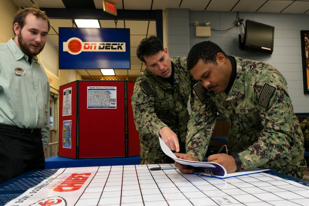 Former Packers Wide Receiver Celebrates Super Bowl with Great Lakes Sailors