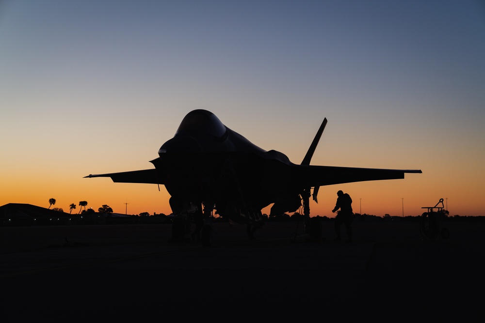 33rd AMXS prepares F-35s for flight