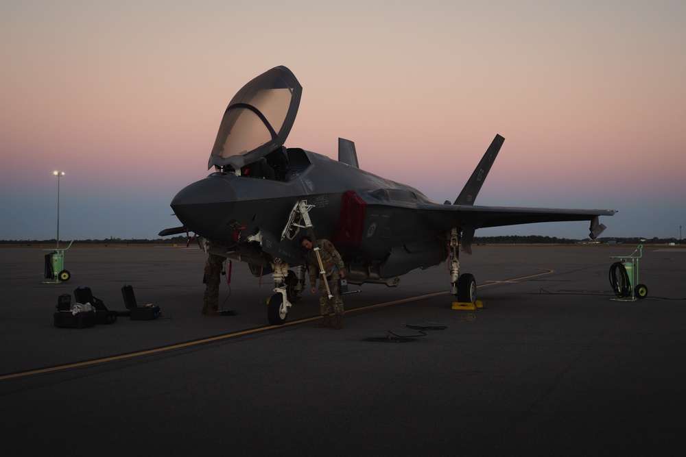 33rd AMXS prepares F-35s for flight