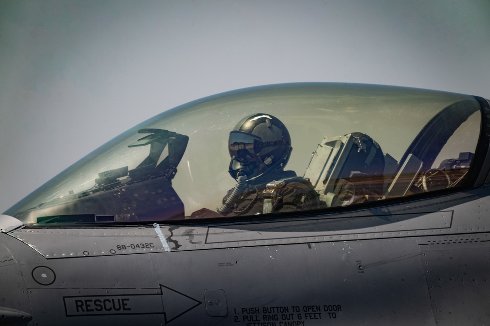 F-16 Demo team performs during Aero India 23